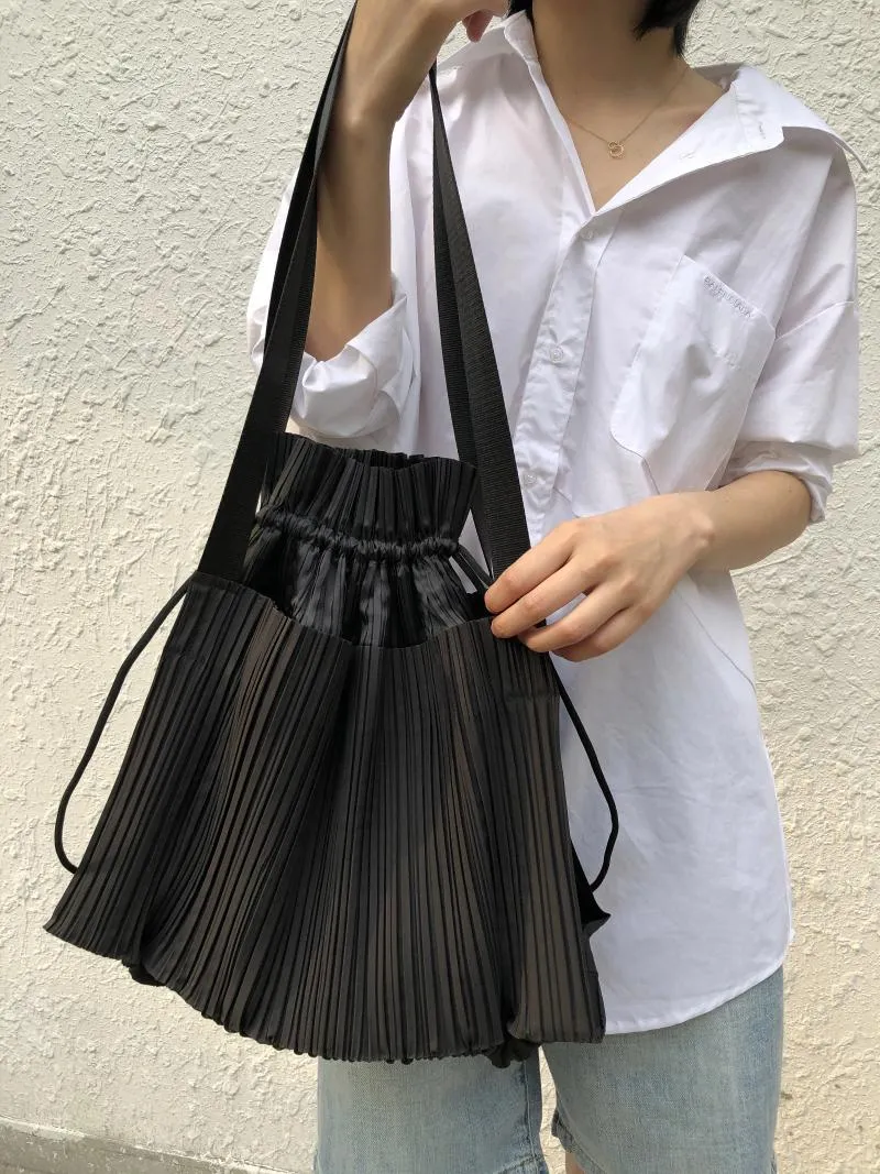 Shoulder Bags Miyake Pleated Travel Bag Korean 2024 Fashion Designer Handbag Tote For Women