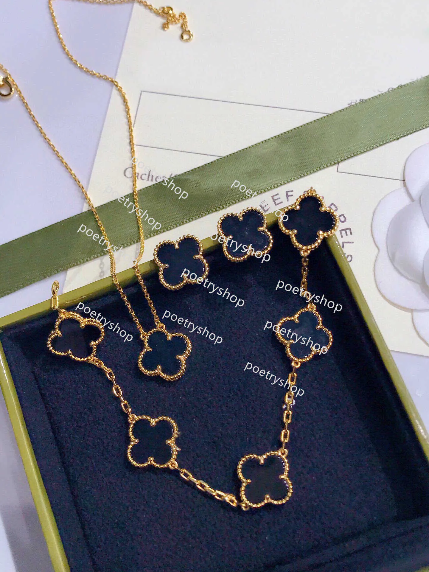 2024Pulsera Pendientes Collar 4 Trébol de cuatro hojas Diseñador de lujo Vanly Conjuntos de joyas Concha de diamante Moda Mujer Pendientes Collar Día de San Valentín Regalo de cumpleaños