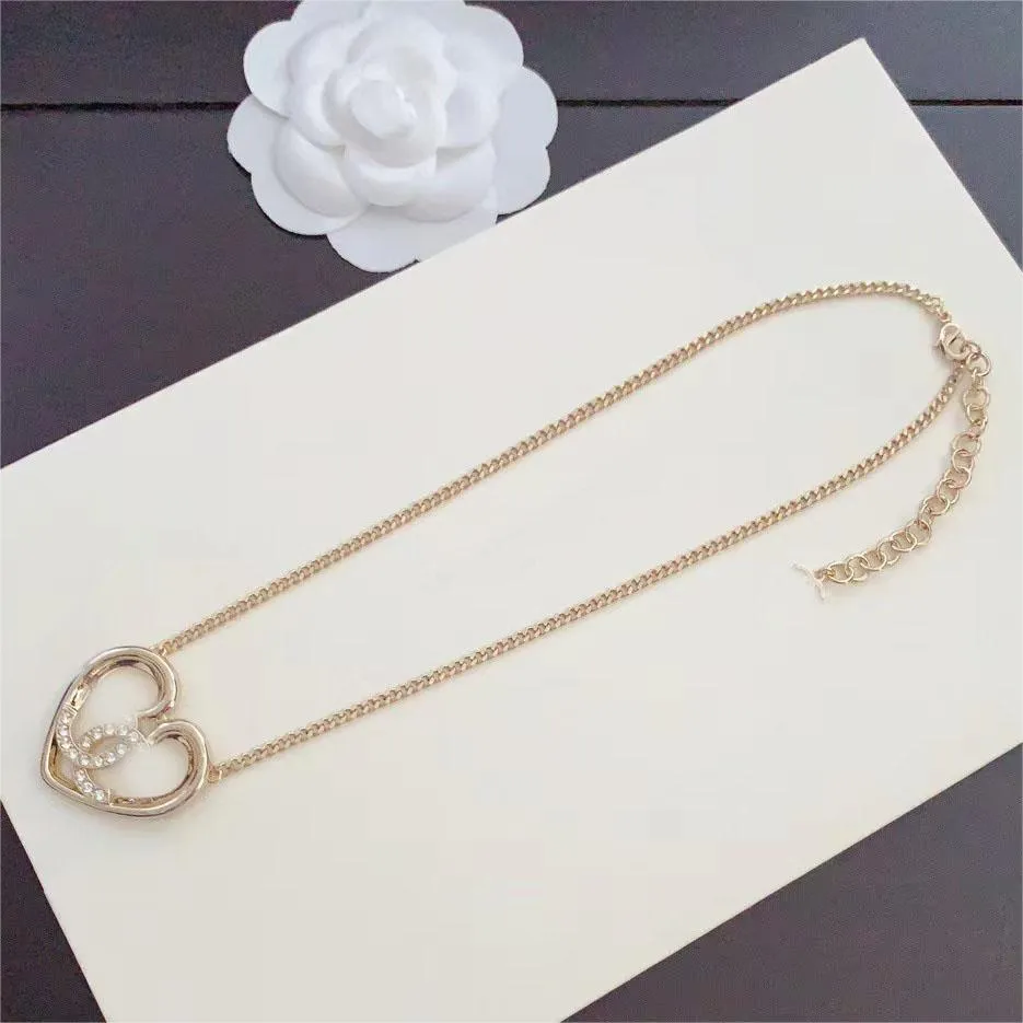 18k guld lyxiga c bokstäver Sailormoon Love Heart Necklace Designer smycken för kvinnor har Moissanite Link Chain Choker Clover Letter Diamond Pendant Halsband gåva