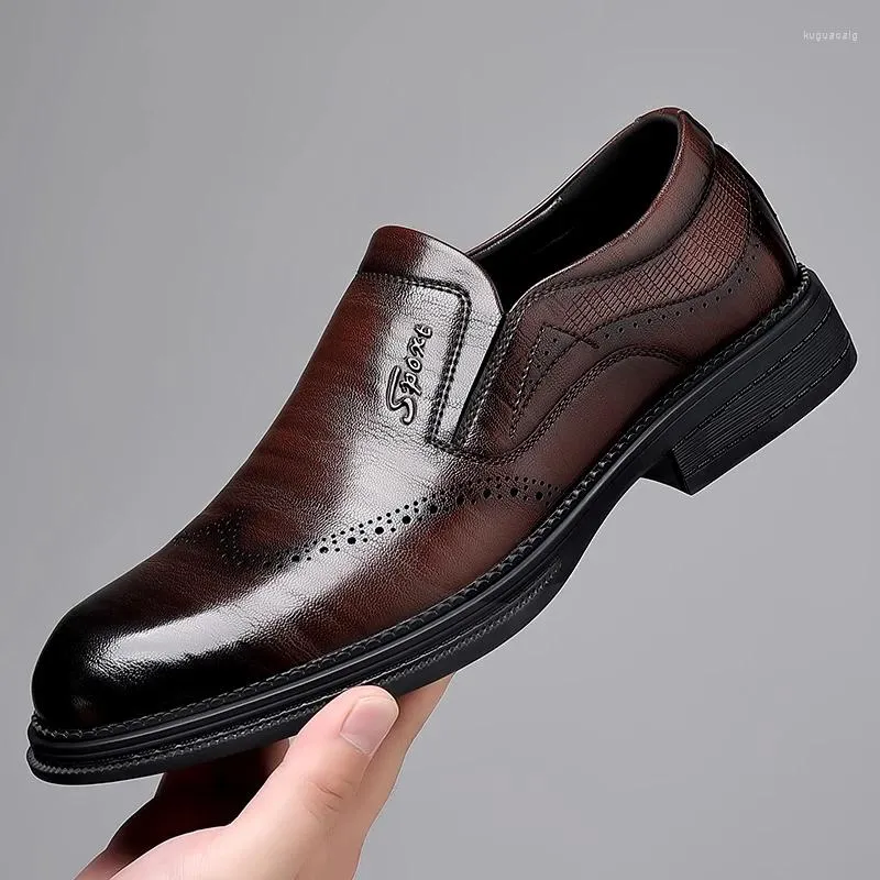 Chaussures décontractées de marque de Style britannique pour hommes, robe en cuir verni à la mode pour hommes d'affaires, plates, respirantes, formelles, pour le travail au bureau