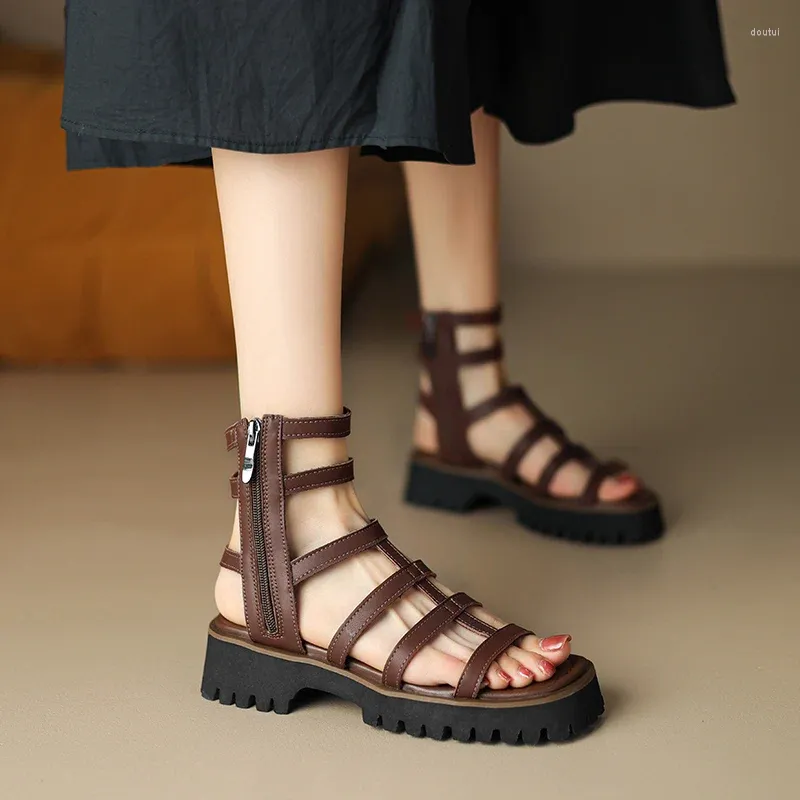 Buty dress damskie sandały rzymskie 2024 Letni otwarty palca gladiator płaski dół, swobodny mody buty