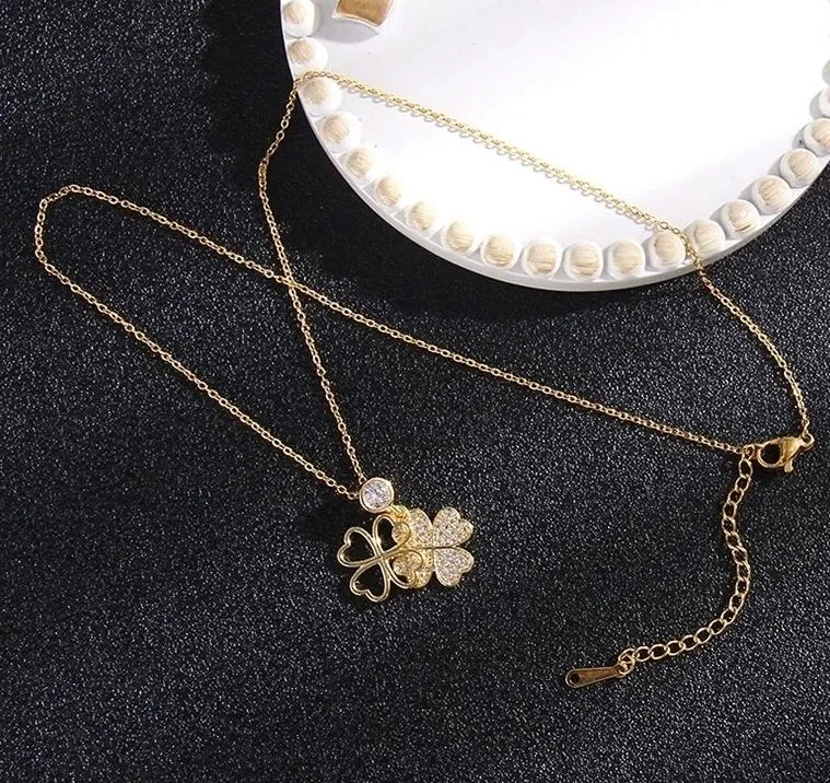 2024 Luxury Designer Classic Diamond Classic Flower Four-Leaf Clover Pendant Charm Necklace Simple Natural Fashion Party Birthday Present Man Woman No Box