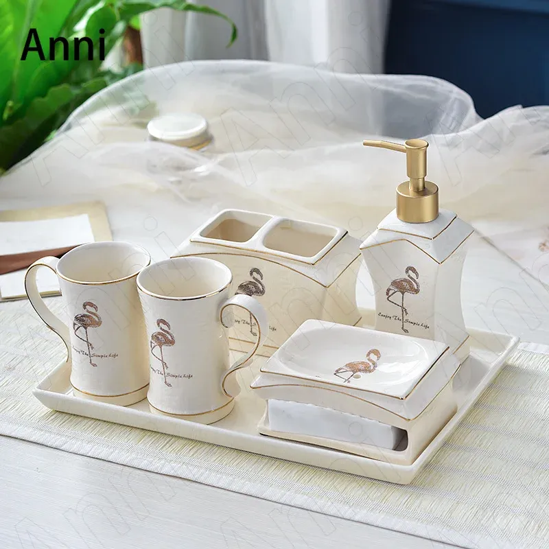 Set Creatività Set da bagno decorativo in ceramica fenicottero Set moderno europeo da cinque pezzi Articoli da toeletta Accessori per doccia per bagno domestico