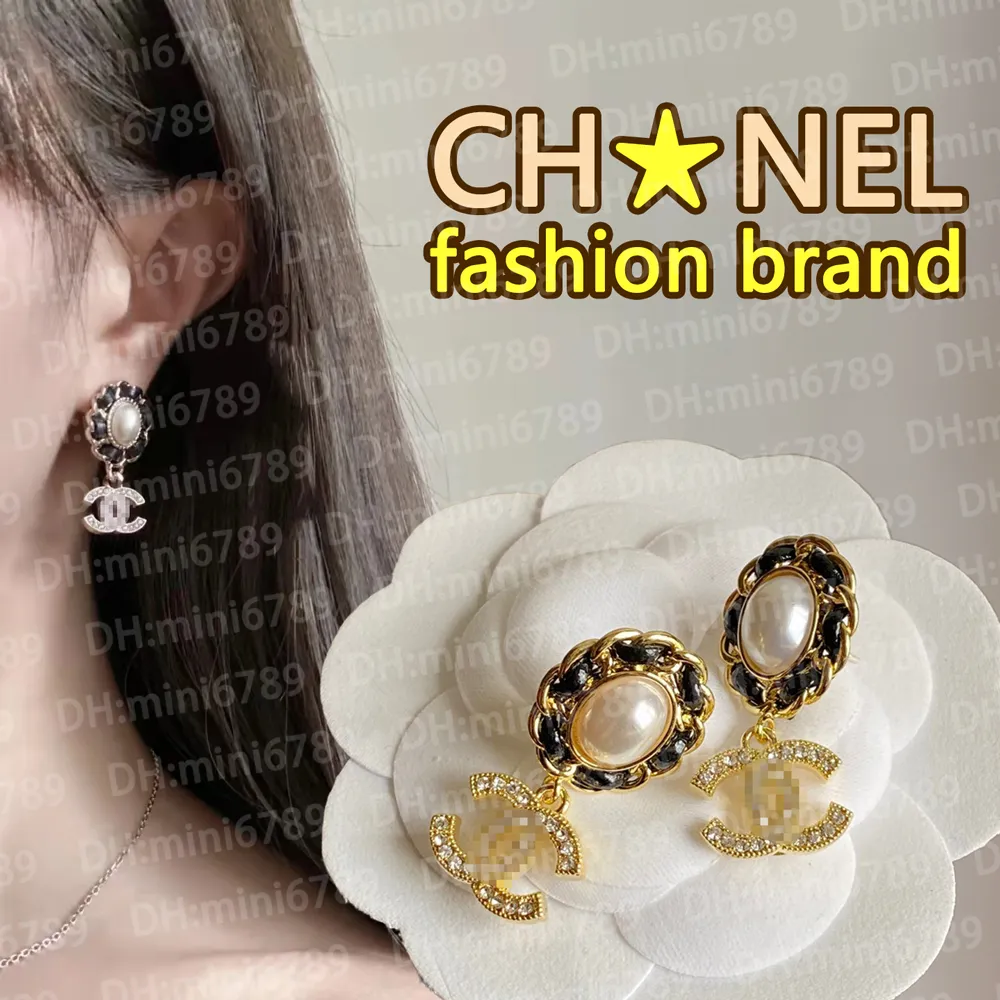 Modemärke örhängen kanal pärla sträng läder örhängen 925 silvernålörhängen har en ädel, cool och elegant bärande effekt