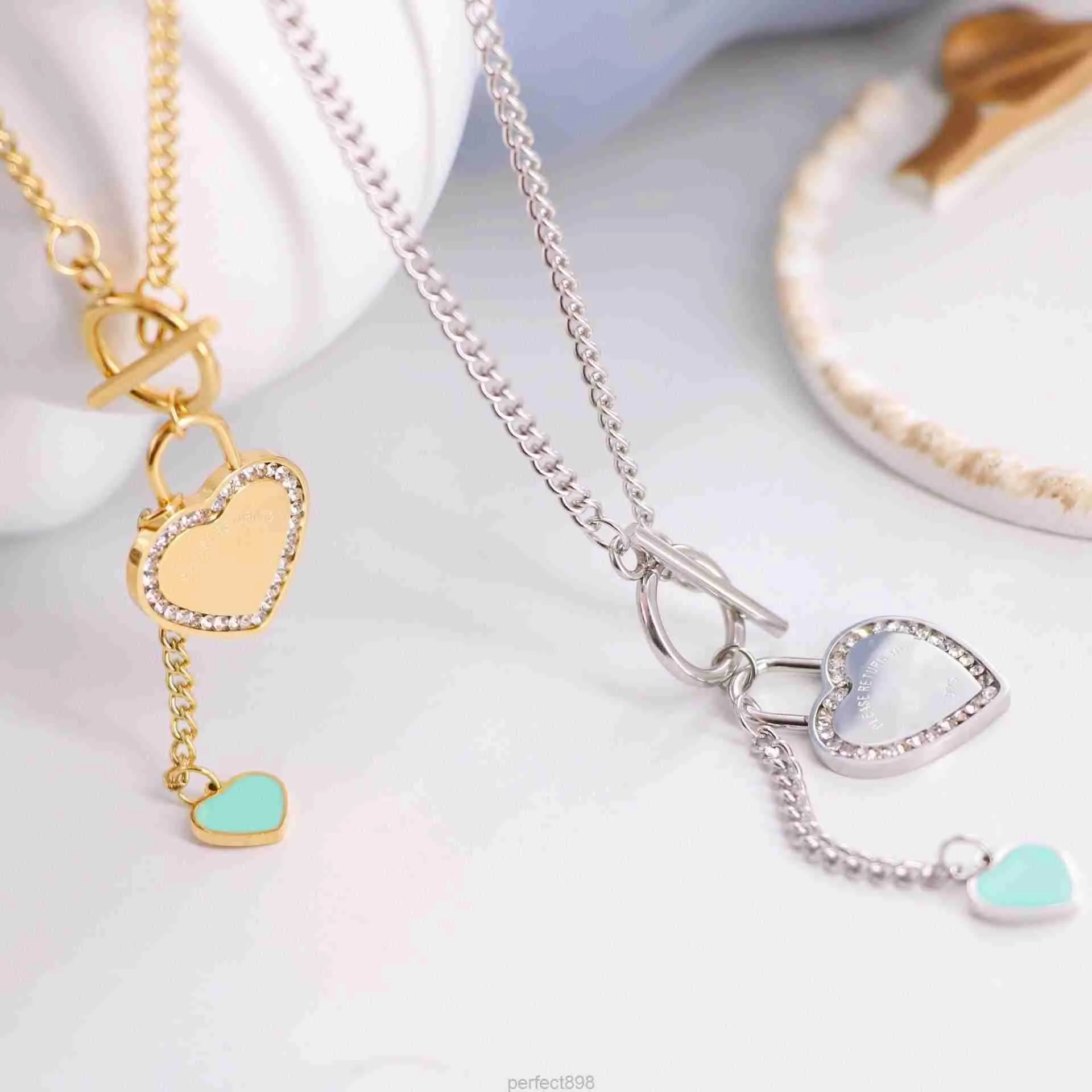 2024 Collar de corazón de diseñador Plata de ley 925 Oro y plata Collar de moda de lujo para mujer Regalo del día de San Valentín