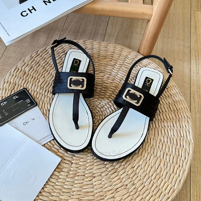 Designer lyxiga sandaler fashionabla och minimalistiska satin diamant spänne klipp tå sandaler svart och vit rosa flerfärgad strandstrand casual kvinnors tofflor