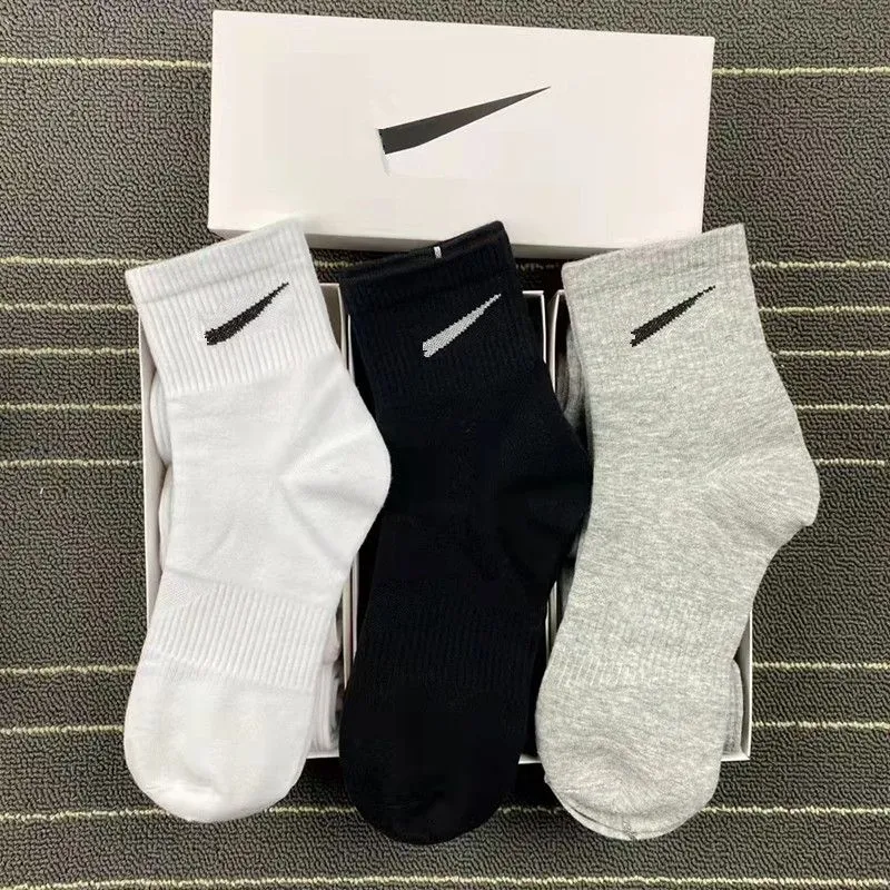 جوارب الجوارب الرجالية الجوارب الرياضية Sock Cotton Treptable Black White Gray Football Sporning Designer Socker for Woman White Sportsocks