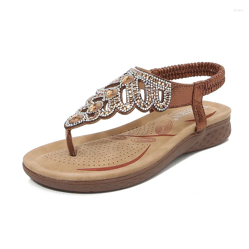 Sapatos de vestido Qianshuyi Chic Gold Bohemian Rhinestone Thong Sandálias 2.5cm Wedge Heel Slip-On 2024 Summer Beach