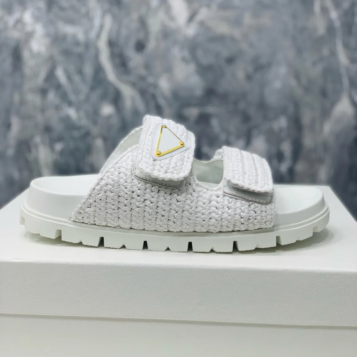 Vit platt plattform Slid tofflor flätade raffia komfort sandaler med signatur triangel öppen tå skor lyxdesigner för kvinnor semester sandal fabrikskor