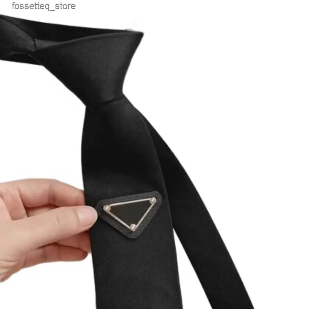 Neckband Fashion Mens Tie Triangle Slyckor Mens Bolo Luxury Designer Men tonåring Formella kläder mini damer läder strövar svart vit hals 5aaa l240313