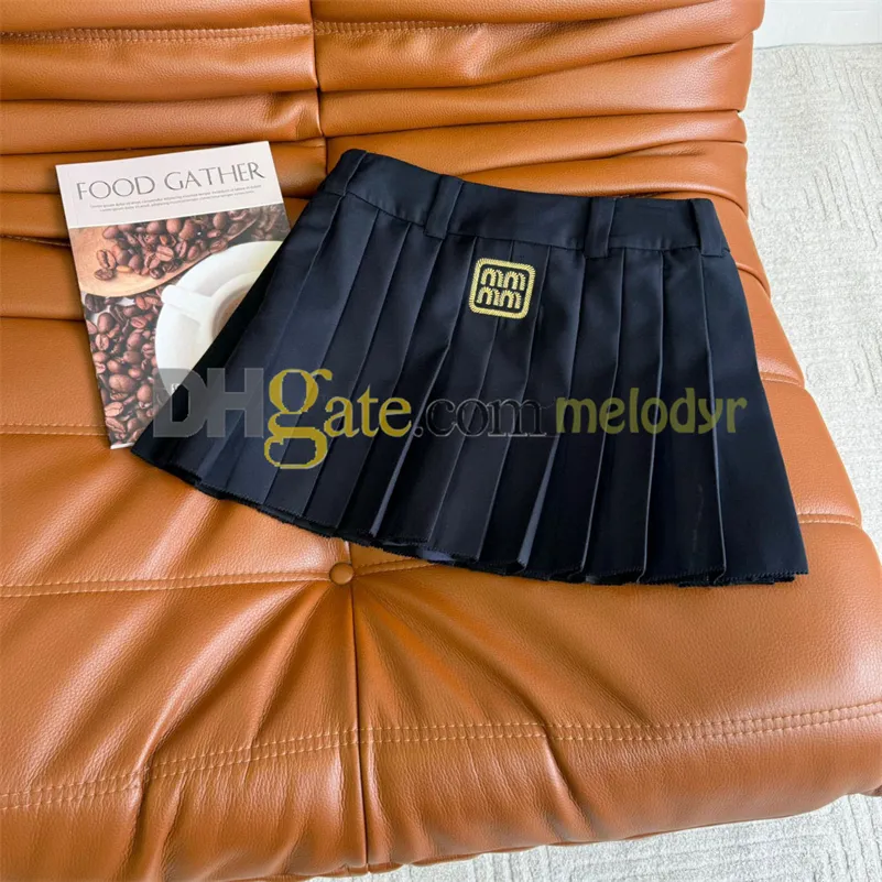 Klassischer Designer plissiert einen Linienrock Gold Stickerei Brief Miniröcke Frauen Sommermitte Taille Kurzkleid