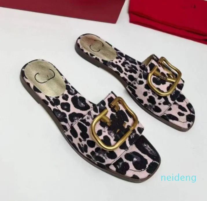 Spring Womens tofflor Sandales Flat Bottom Dekorativa spännen Sandaler Designer Slides Fashion Leopard Print Mönster Slipper