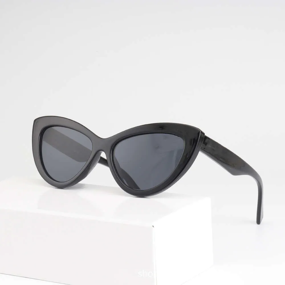 Herrsolglasögon för kvinnodesigner Nya MM Cat Eye Solglasögon för kvinnor med en avancerad känsla av personliga solglasögon och fashionabla glasögon 6142 med låda