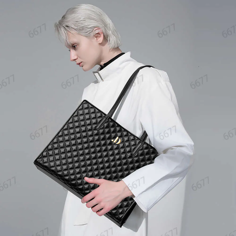 Summer New 2024 Handbag Black and White Diamond Grid Large Capacity Handheld One Shoulder Tote Bag