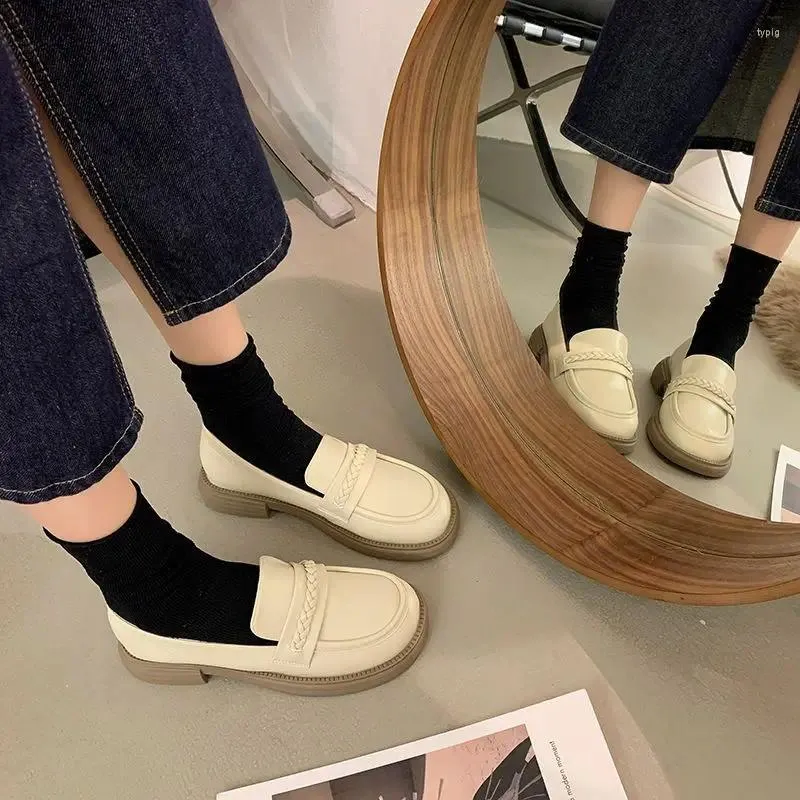 Sapatos de vestido mocassins kawaii escritório redondo dedo do pé baixo salto elegante para mulher 2024 calçados de verão feminino bonito com último e