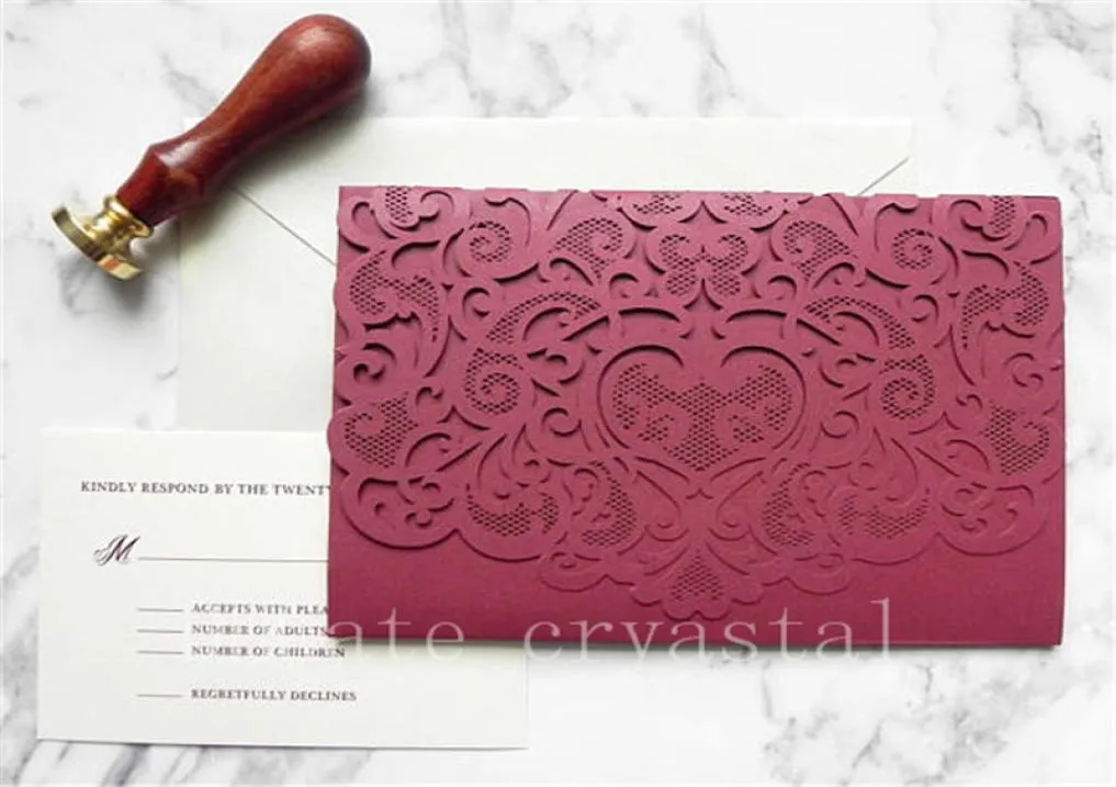 Burgundy Lace Pocket Laser Cut Hochzeitseinladungssuite für Vintage Wedding Laser Cut Pocket Folder Insert Card RSVP und Enve4183658