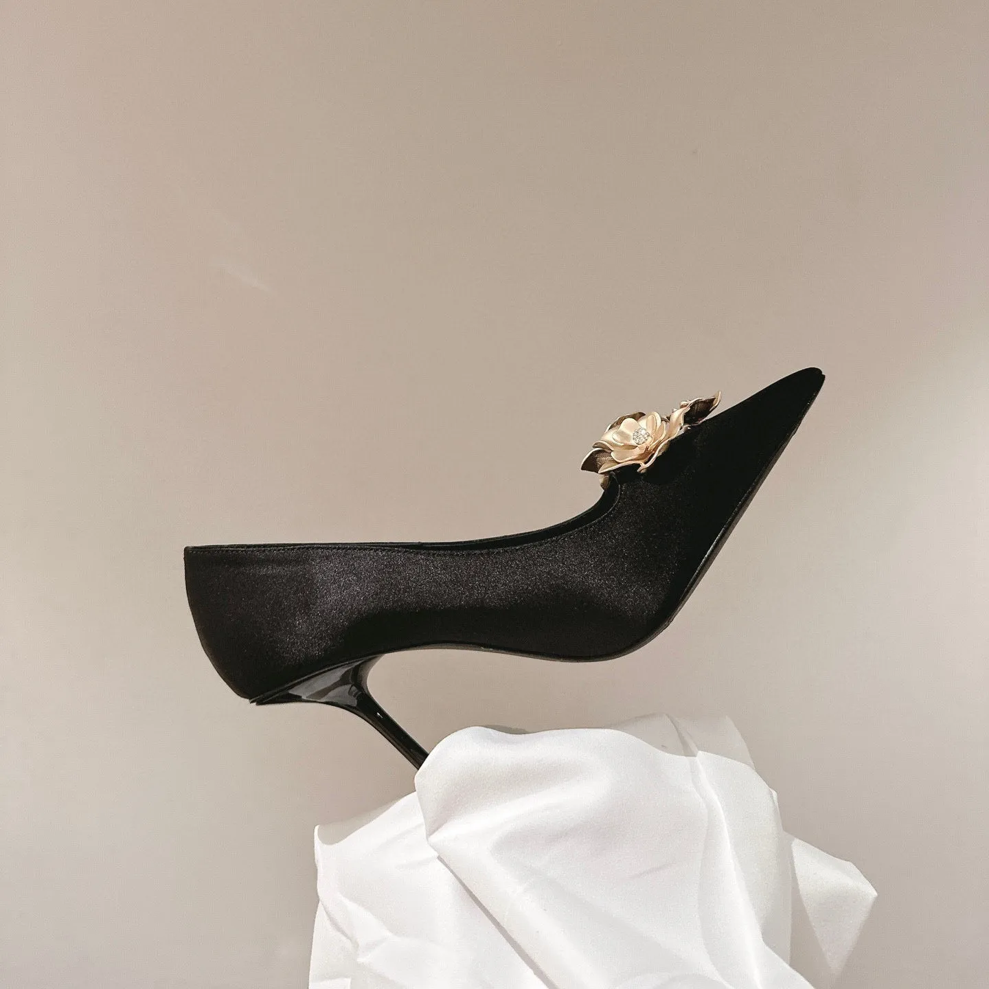 Casual Designer Mode Femmes Chaussures Sexy Lady Noir Satin Fleurs À Bretelles Talons Hauts Slingback Sandales Zapatos Mujer Sandales 10 cm