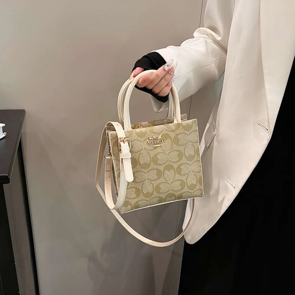 디자이너 가방은 90% 할인 된 저렴한 핸드백 2024 New Womens Bag Fashionable Tote One 어깨 인쇄 고급 바이올린 핸드 헬드