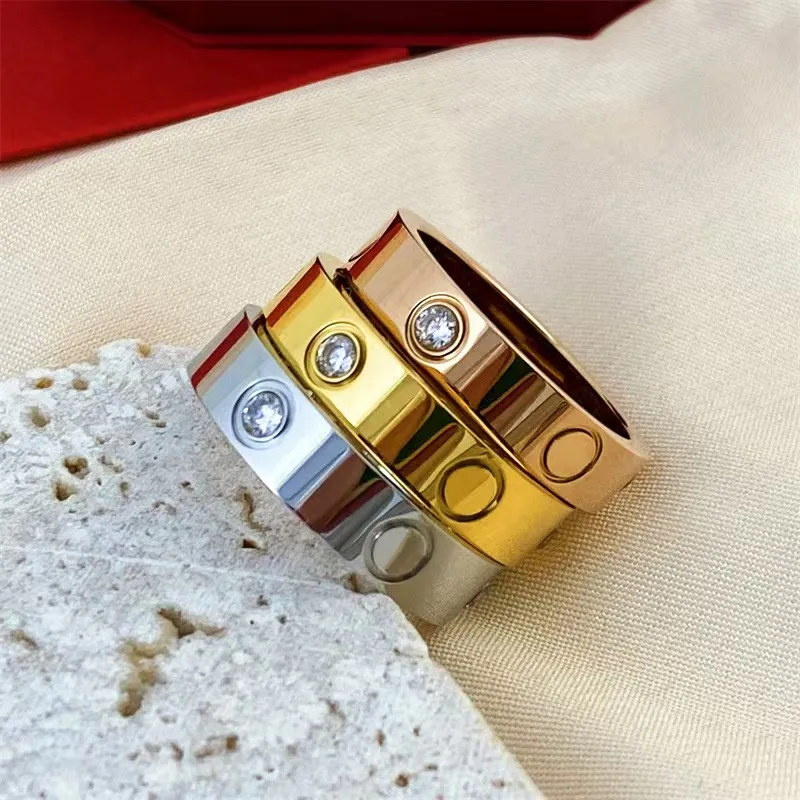 Anello per unghie di lusso Anello da uomo Anelli di design Moda Acciaio al titanio inciso Lettera Modello Anello di fidanzamento Anello di fidanzamento Taglia 5-11 Anelli per donne all'ingrosso