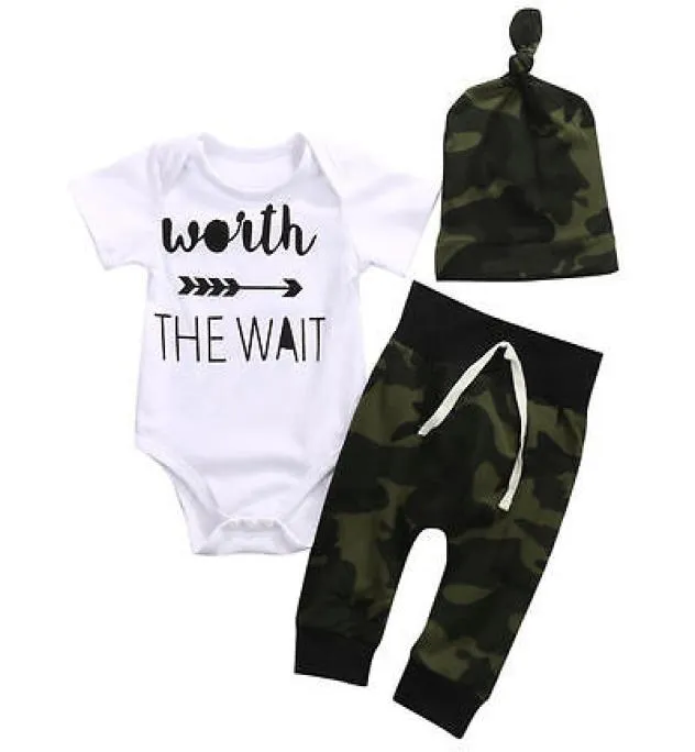 2019 spädbarn nyfödda baby pojke flickor bomull kort ärm brev romper jumpsuit lek med kamouflage hattbyxor 3 st kläder set 7563199