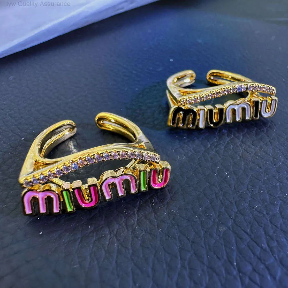 Anello miumiu di design Famiglia Miao Dopamina Zircone colorato Anello aperto con lettera d'olio Anello indice dolce e alla moda con temperamento personalizzato