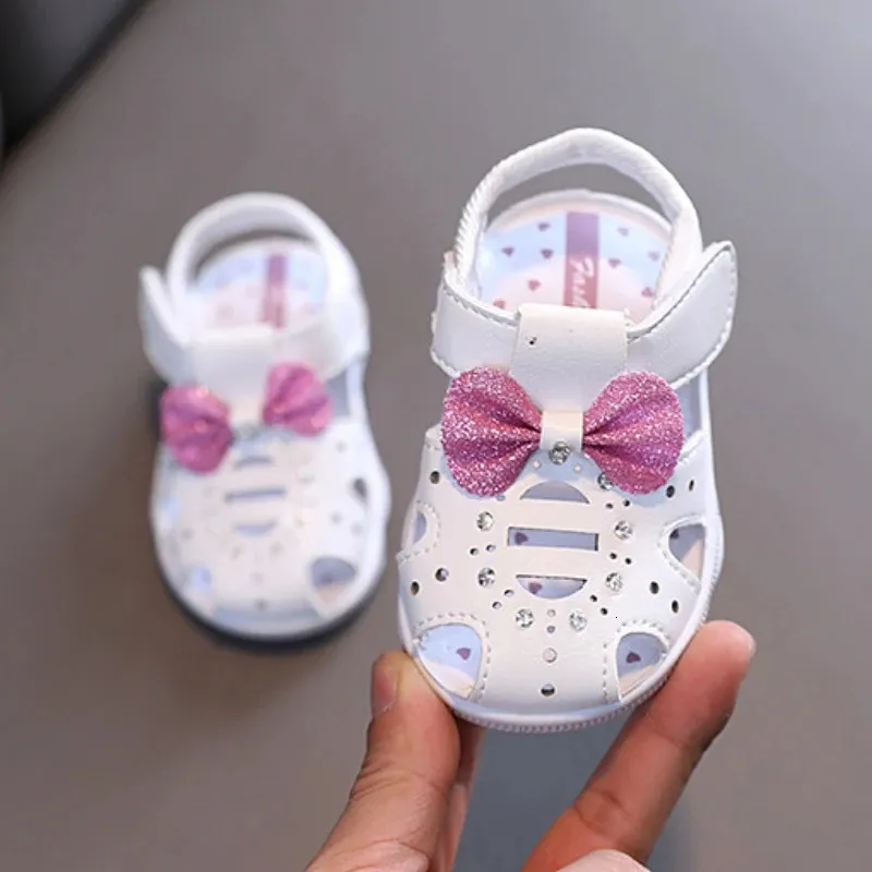 Sandalias de verano Zapatos Lindo Dulce Moda Niños Cueros Princesas Zapatos para niñas Bebé Transpirable Hoolow Out Bow Shoes 240301