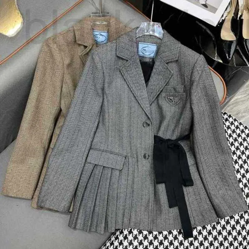 Costumes pour femmes Blazers Designer Début du printemps Nouveau Nanyou PRA Haut de gamme Élégant Vent Sangle Enveloppé Taille pour Minceur et Plié Motif À Chevrons Costume Manteau Femmes V0WF