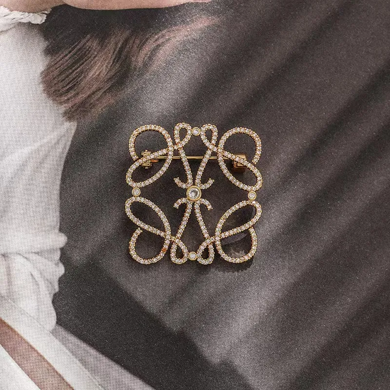 Modna geometryczna litera projektanta wydrążona broszka dla kobiet z niszową konstrukcją retro i wysokiej klasy z mikro inkrustowanymi szpilkami cyrkonowymi