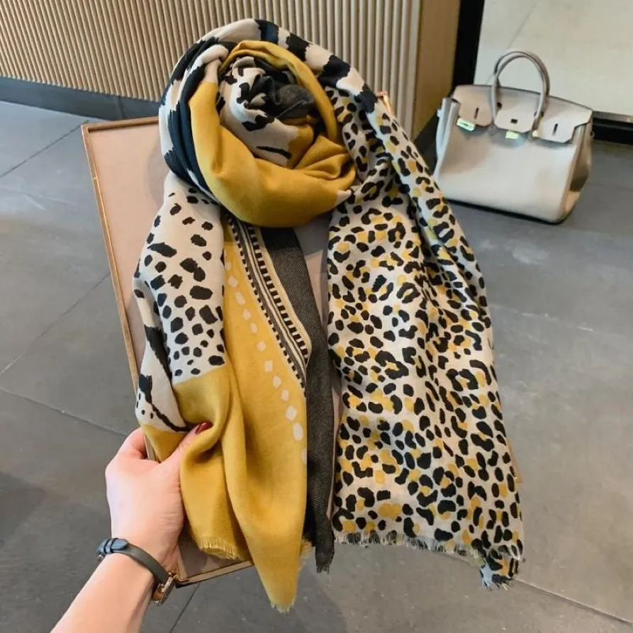 Halsdukar lyxiga halsduk kvinnor designers vår höst silk strand sommar solskyddsmedel sjal leopard tryck kvinnlig tippet för251b