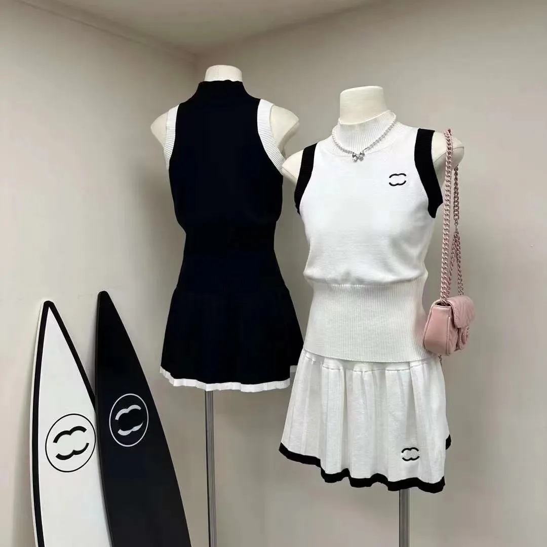 نساء جديدات سوداء سوداء أبيض ملابس صغيرة بدلة 2024 صيف أزياء مصمم رسالة مطبوعة على غرار التنورة المصغرة على أكمام أعلى الملابس الصيفية FZ2404073