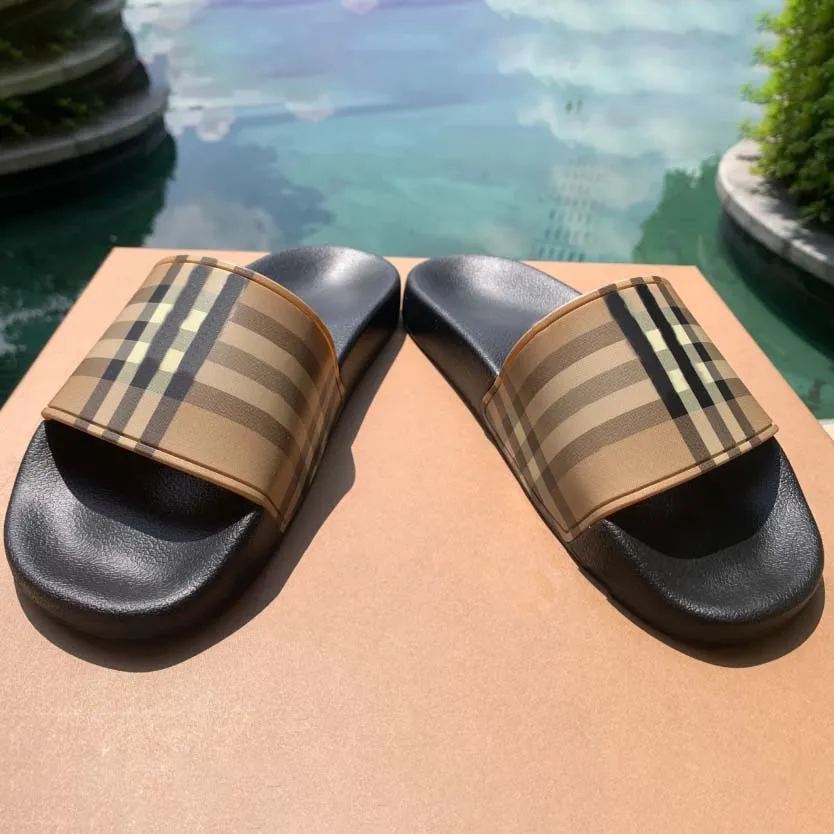 2004 NOVO Designer Sandálias chinelosLuxury Marca Homens Slides Sapatos Sandálias de Verão Praia Slide Designer Flat Grid Pattern Imprimir Avatar Flip Flops Sliders