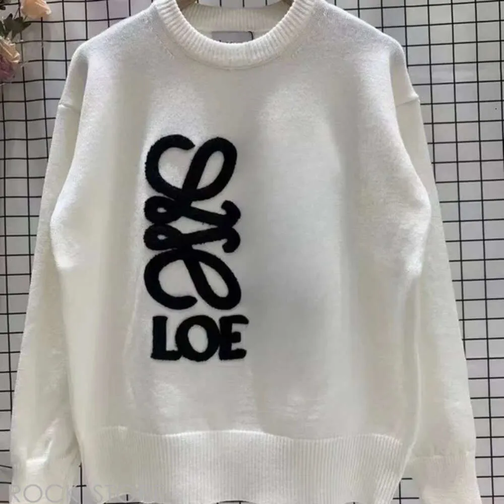 Loewee Top Loweve 2024 NOWOŚĆ SWEATER WOMENTÓW Trendy długi rękawowy Top High-end Slime Pullover Płaszcz Sweter Women White Cienne Dzian Sweters 384