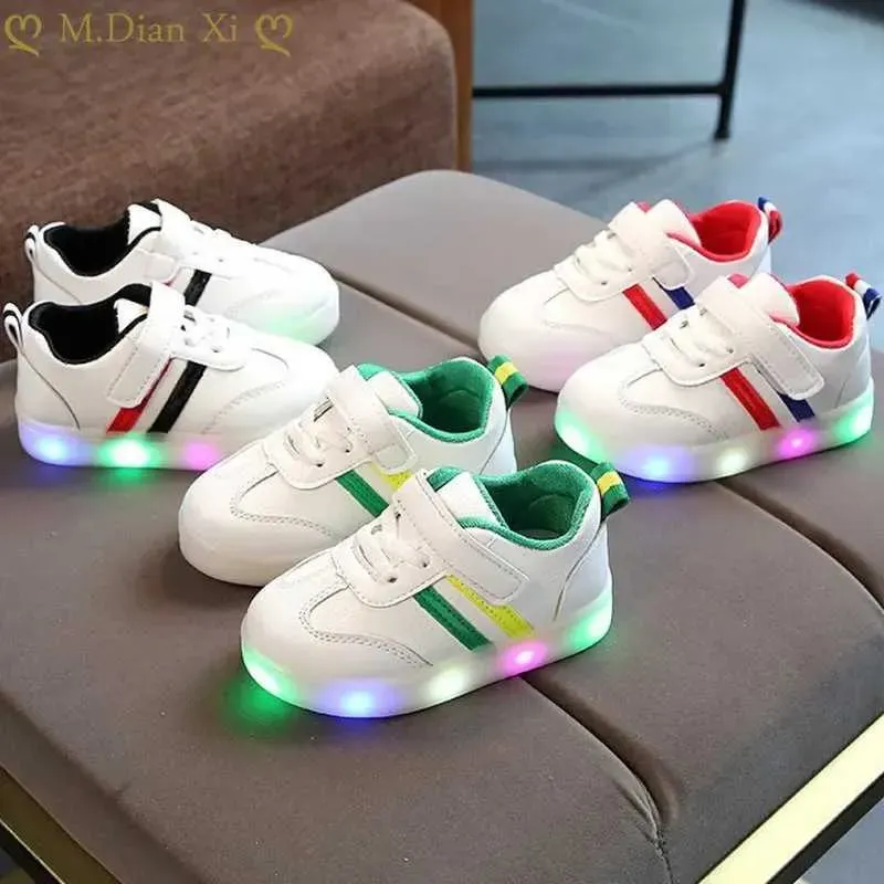 Scarpe da ginnastica per bambini da esterno taglia 21-30 LED per ragazzi Sneakers luminose per neonate Scarpe da bambino con suola luminosa Sneaker da corsa luminosaL2401