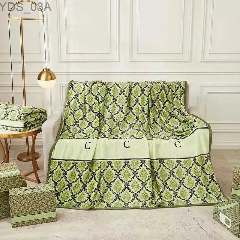 Одеяла Дизайнерское одеяло Зеленое сетчатое кружевное одеяло с буквами Офисное одеяло для сна Зимнее утолщенное и теплое фланелевое дорожное одеяло 150 200 см с коробкой 240314
