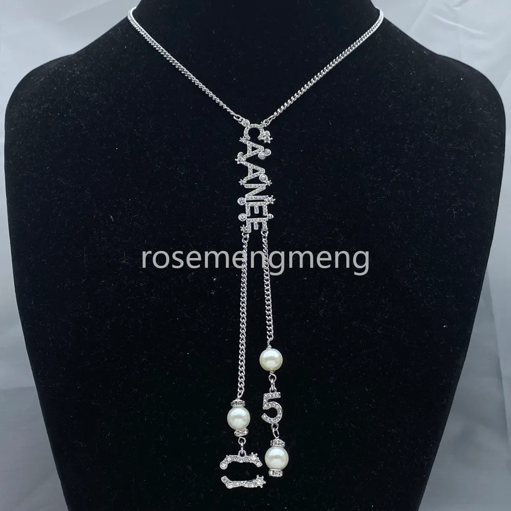 Lyxvarumärkesdesigner hänger kanalhalsband Crystal Pearl Brand Letter Pendants Choker Pendant Halsband Charmkedja av högkvalitativa smycken tillbehör