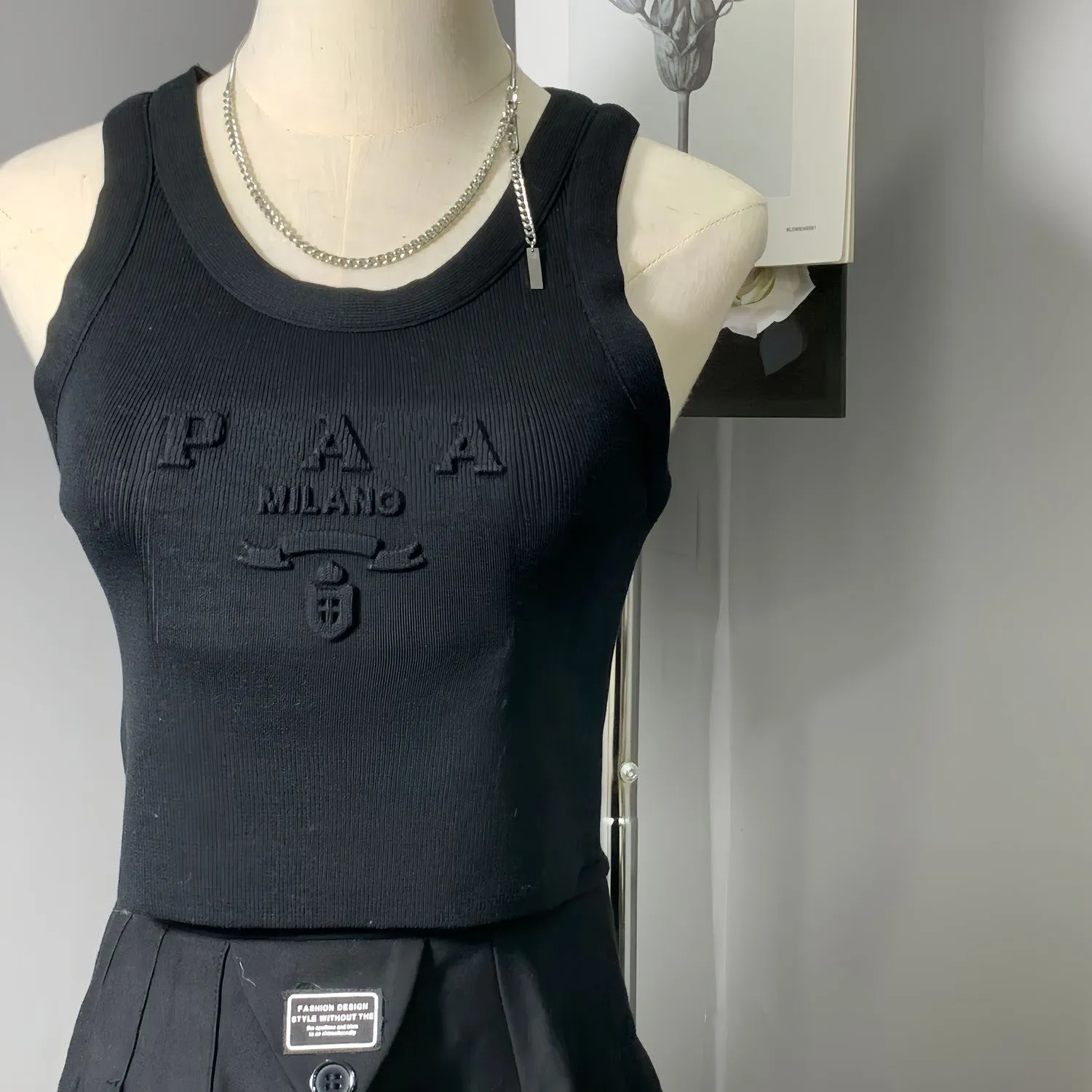 Damen-Designer-Top, 2024, Sommer, neues Eis-Seide-Strick, ärmellos, mit Buchstaben bestickt, zum Aufhängen, sexy kurzes Schlankheits-Tank