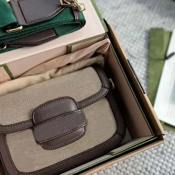 本物の牛革メッセンジャーバッグデザイナーシンプルなクロスボディフリップバッグオリジナルハードウェアOEMデタッチ可能なハンドバッグ
