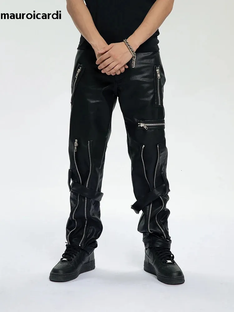 Mauroicardi Spring Autumn Cool Black Pu Leather Pants Män med många dragkedjor Bälte lyxiga designerklädbyxor Fashions 240305