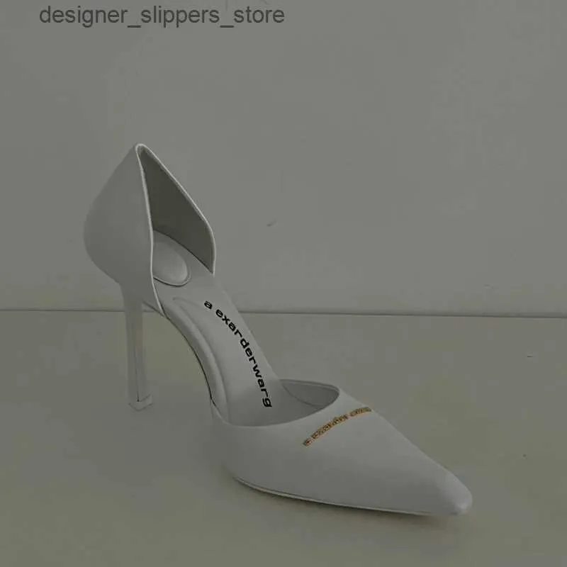 Chaussures habillées Chaussures Talons Hauts 2024 Lettre Petit Bout Carré Talons Hauts Femmes Stiletto Sexy Blanc Bouche Peu Profonde Chaussures À Bout Creux Q240314