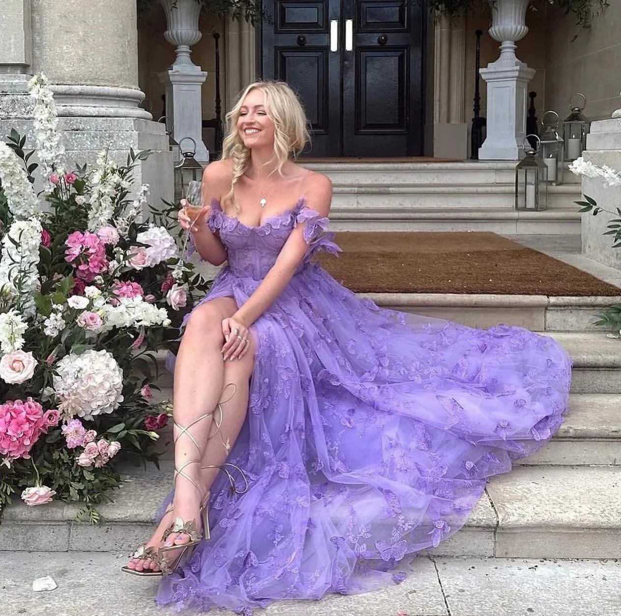 Vestidos De Fiesta Lila: Vestido De Encaje Fuera De Hombro Con Un