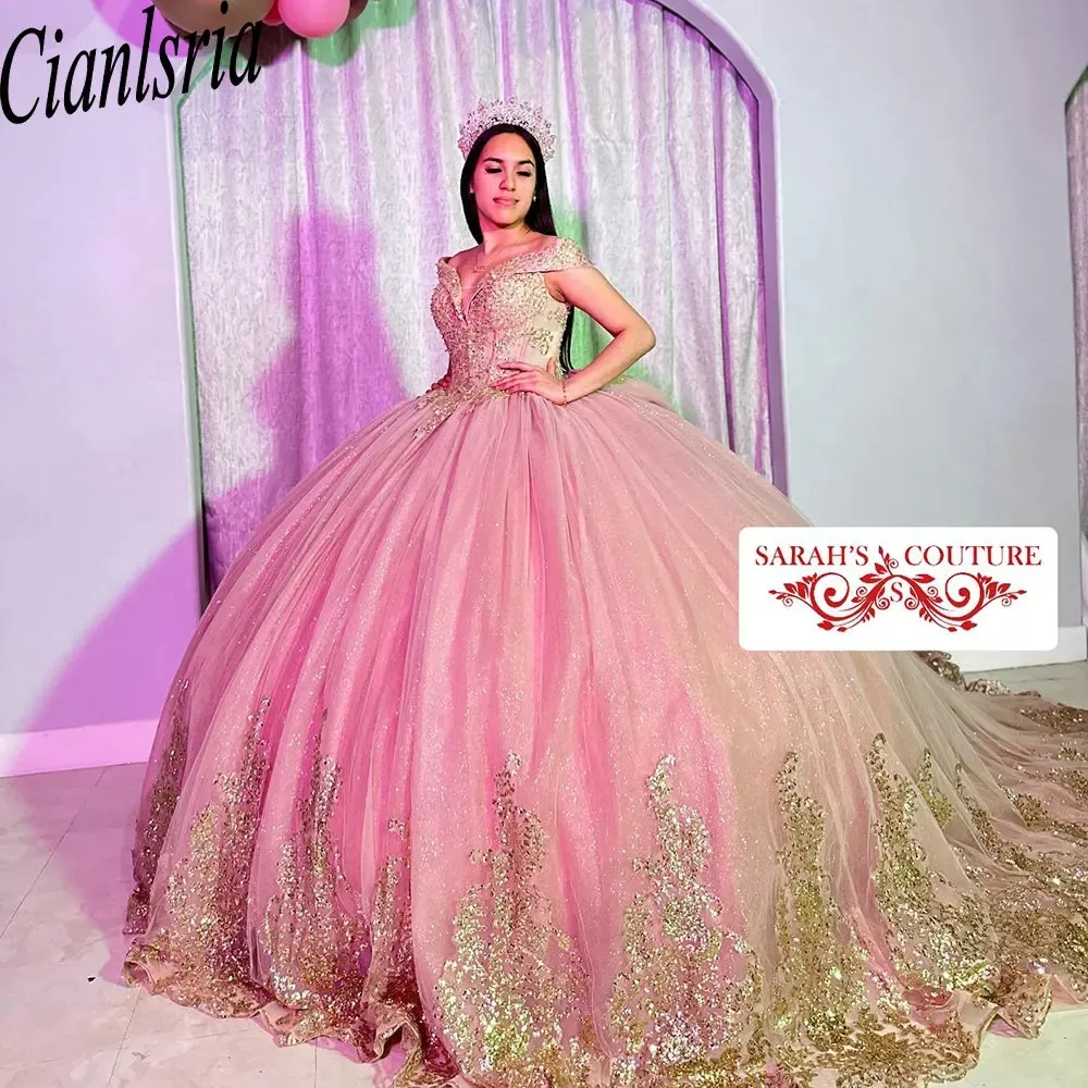 Różowy brokat kryształowe bok quinceanera sukienki balowe złote cekinowe aplikacje koronkowe Słodkie 15 urodziny