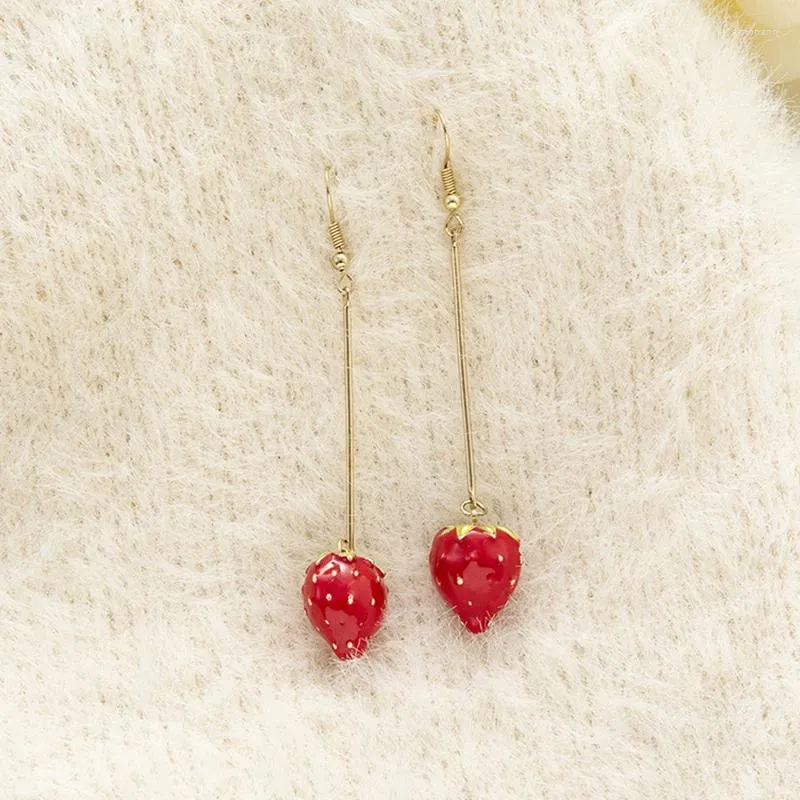 Boucles d'oreilles pendantes créatives en forme de fraise rouge, Long pendentif charmant, bijoux de fête pour femmes, accessoires doux et mignons pour filles