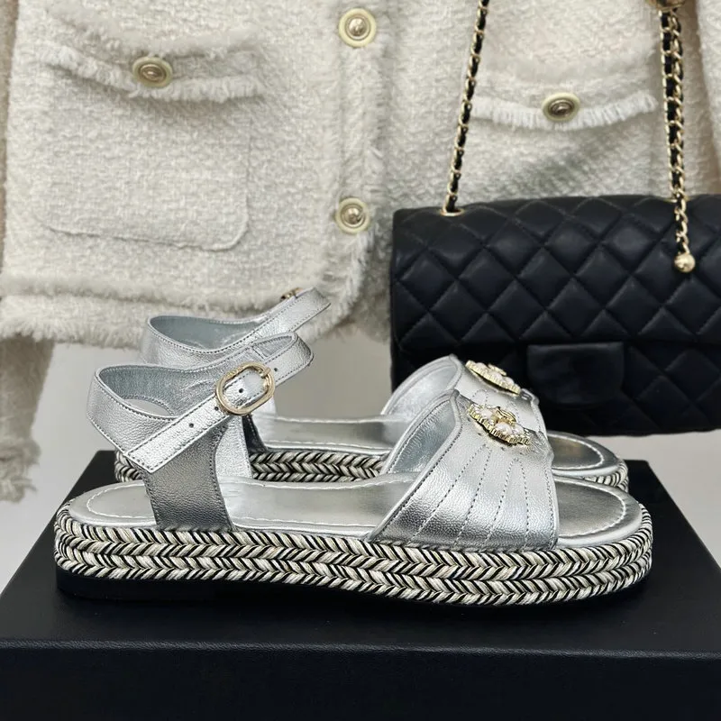 2024 Dernières chaussures de créateurs sandales féminines Sandales plates Summer Classic Beach Lea cuir Confort haut de gout