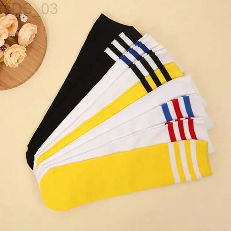 Barnstrumpor Spring Autumn Kids Girls Barn Knee High Long Tube Leg Warm Socks Boys Football Stripes Sports School White Black Stockings YQ240314