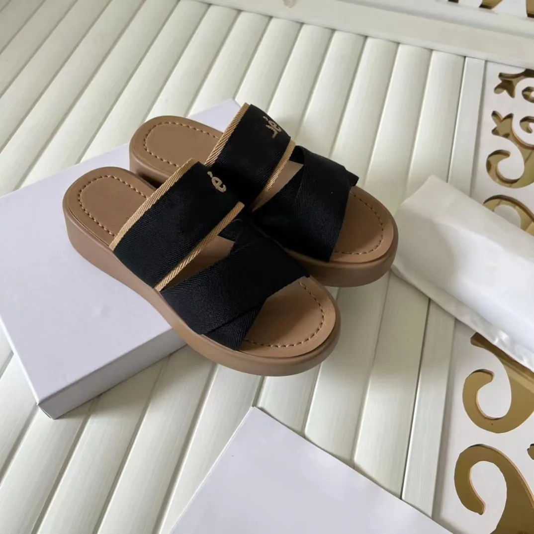 مصمم جديد للسيدات الصندل الخشبي Slack Flat Muller slippers مطرزة خطاب القماش Slippers Summer Home Shoes Sandals الفاخرة 35-42