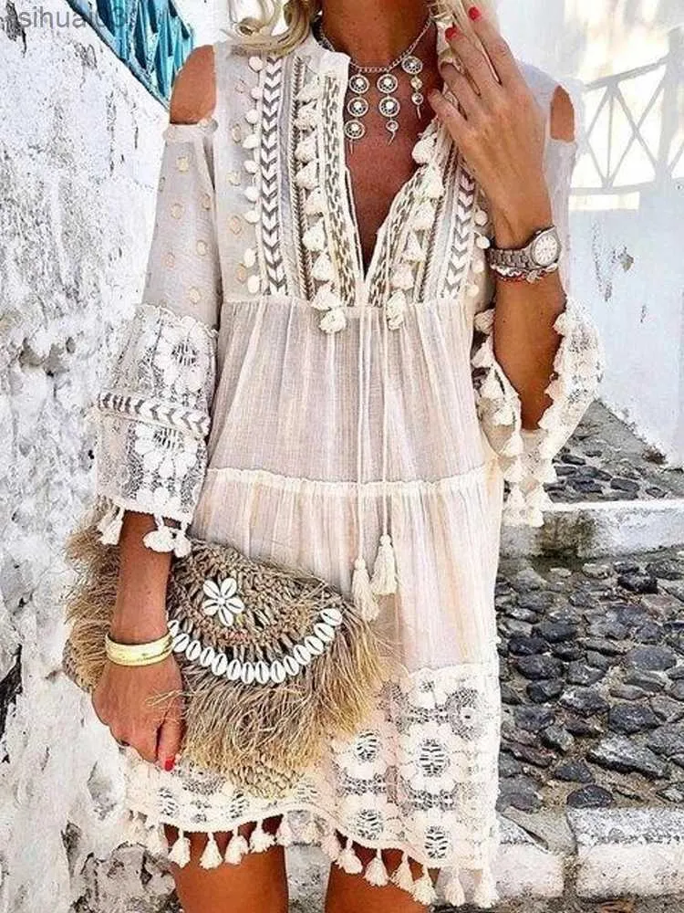 Robes décontractées de base Nouveau printemps broderie Crochet dentelle Boho robe femmes élégant hors épaule gland à volants Mini robe été col en V dame plage robe L2403