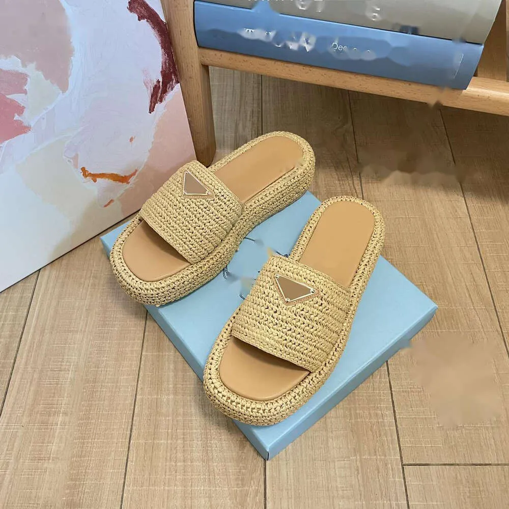 Designer Summer strand geweven pantoffel rubberen zool vrouw zwarte natuurlijke flatform sandaal platform gehaakte muilezel stro glijbaan slippers dikke onderkant