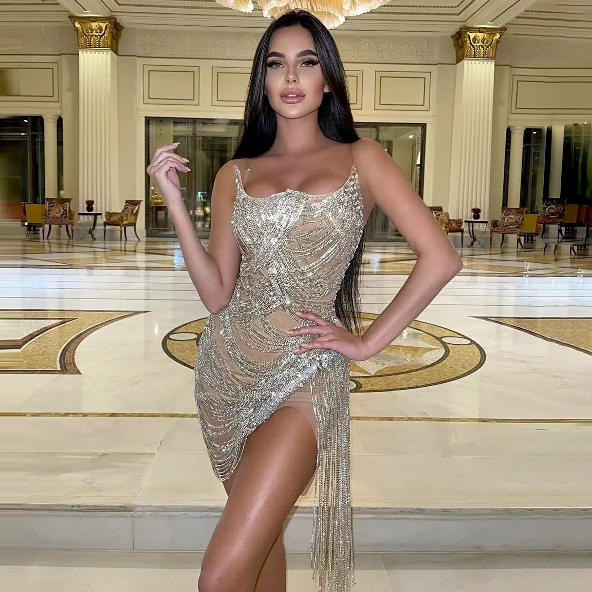 Cristalli di lusso Abito corto da ballo Vedere attraverso Ragazza nera senza spalline Senza maniche Nappa Abiti da cocktail party per il compleanno Robe De Soiree