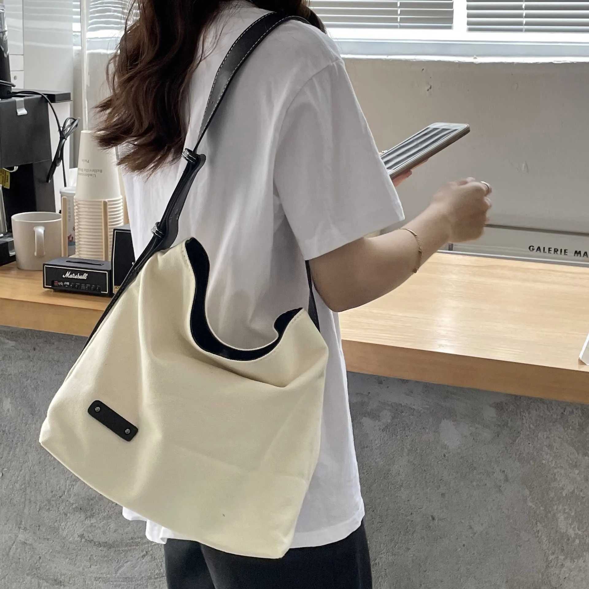 Japan Sydkorea Ny axelväska Kvinnors Instagram Fashion Canvas Bag Enkel och trendig stor kapacitet Mor- och barnväska tidvatten 240315