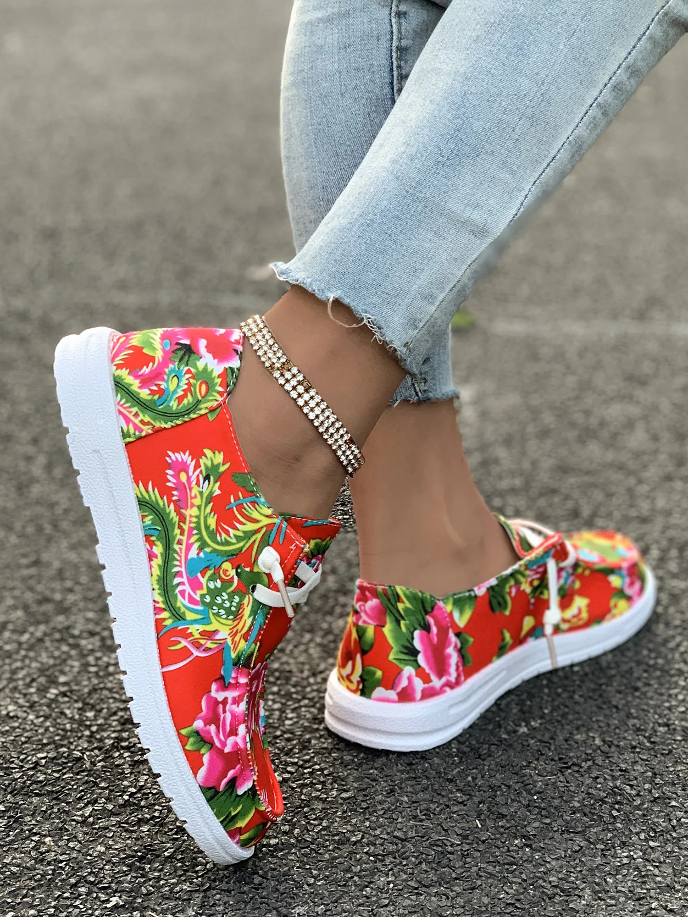 Lo nuevo de la primavera de 2024 es que los zapatos planos para mujer de talla grande con cabezas redondas y flores grandes en el noreste de China son zapatos casuales.K42v# 294 Sprg Norast Cha .